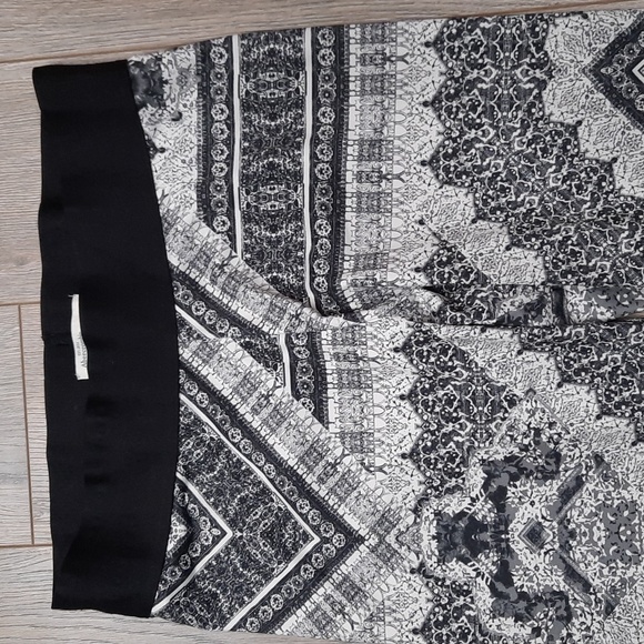 Abercrombie & Fitch black & white print leggings, size large - Picture 3 of 10